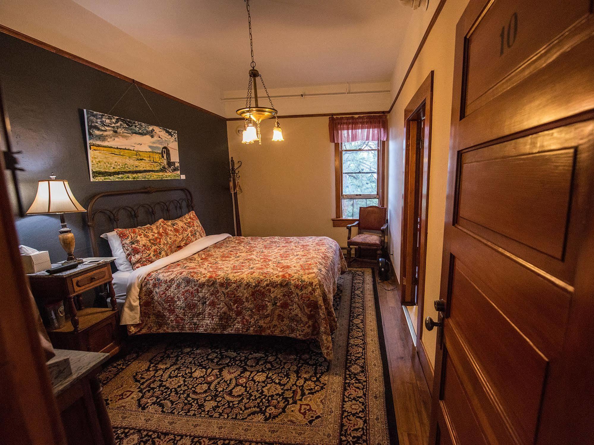 Balch Hotel Dufur Extérieur photo
